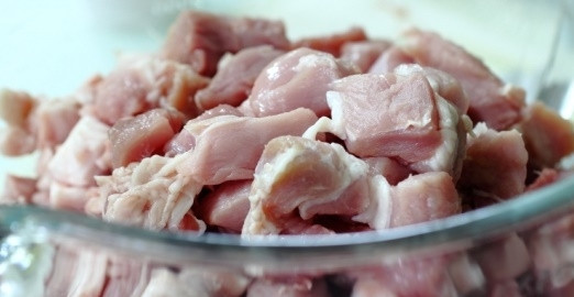 1. Этап. Украинская домашняя колбаса (простой рецепт): Свиной окорок промываем, нарезаем кубиком. Половину животины нарезаем кубиком, а вторую смалываем в мясорубке.