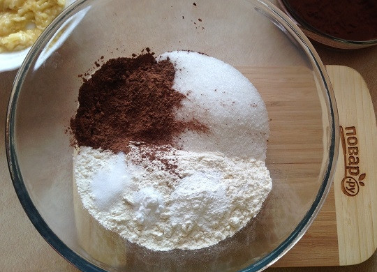 1. Этап. Очень шоколадные маффины с клюквой: 4. В миску насыпаем все сухие ингредиенты: муку, какао, сахар, соль, соду и разрыхлитель.