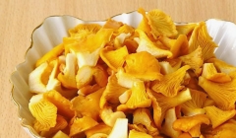 1. Этап. Суп грибной из лисичек: Лисички нужно перебрать и промыть холодной водой, крупные порезать.