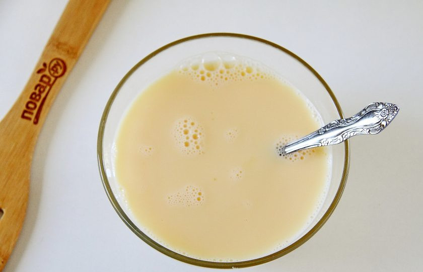 1. Этап. Суп Шыд: Когда суп будет готов, взбейте яйца с щепоткой соли. Добавьте молоко и взбейте все еще раз.