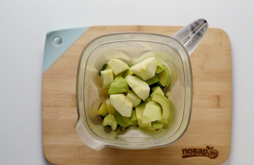 1. Этап. Смузи овощной: Все ингредиенты измельчите в блендере до однородной кремовой консистенции.