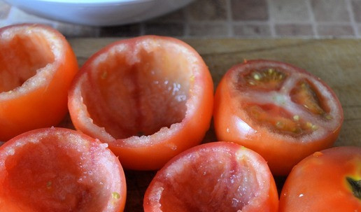 1. Этап. Фаршированные помидоры: У помидоров срезать крышечку. Осторожно чайной ложкой выскрести мякоть.