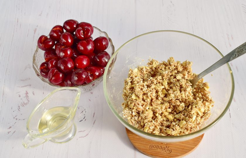 1. Этап. Вишневый крамбл (ПП десерт): В миске соедините хлопья, орехи, масло и мед (1 ст. л.), перемешайте.