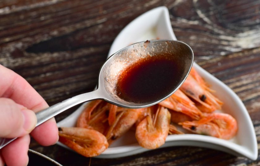 1. Этап. Креветки по-португальски: Полученным соусом полейте креветки.