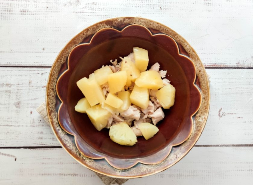 1. Этап. Салат Тайсон: К курице добавьте консервированные ананасы.