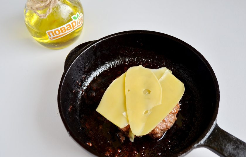 1. Этап. Очень вкусный бургер: 5. На готовую котлету положите 2-3 ломтика сыра, дайте ему расплавиться. Снимите.