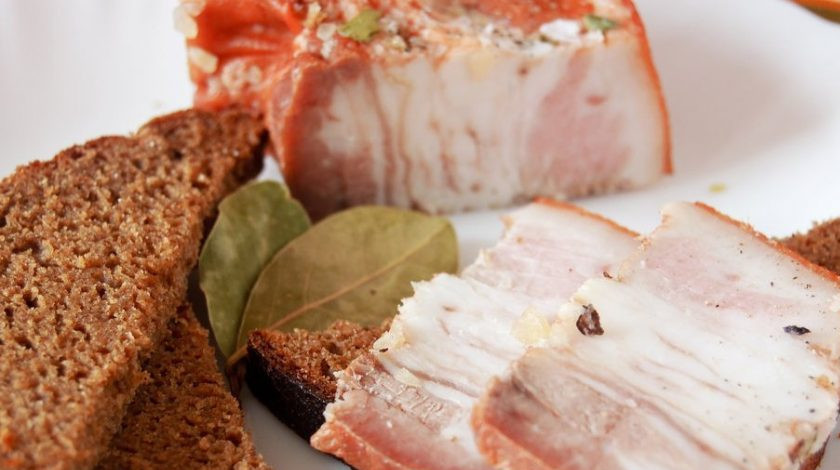 1. Этап. Засолка сала с луковой шелухой: Заверните сало в фольгу. Отправьте его в морозилку на пару дней. Пробуйте закуску в холодном виде. Приятного аппетита!