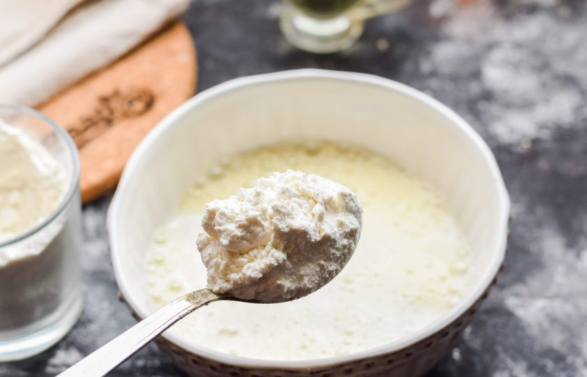 1. Этап. Блинчики с яблоком и бананом: Добавьте пшеничную муку и взбейте тесто при помощи миксера.