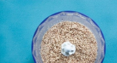 1. Этап. Веганское песочное печенье: Миндаль измельчите в крошку в комбайне или кофемолке.