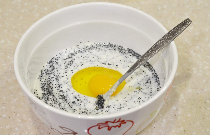 1. Этап. Тонкие блины с маком: Добавьте яйцо.