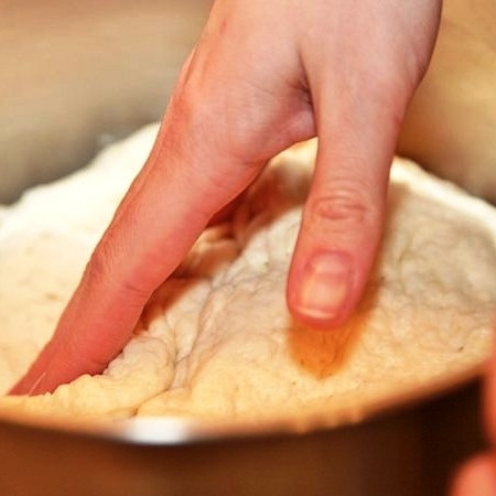 1. Этап. Пирожки со шпиком: Спустя оговоренный час поднявшееся тесто нужно еще немного обмять руками и оставить еще на 10-15 минут.