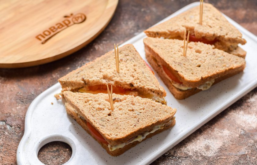 1. Этап. Индийские бутерброды: Прикройте помидоры вторыми кусочками хлеба, после разрежьте бутерброды и скрепите их зубочисткой.