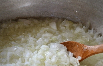 1. Этап. Заправка для борща на зиму: Лук начните жарить в масле в ёмкости для мультиварки. Как только он станет прозрачным, добавьте морковь, перемешайте. Через 3 минуты добавьте свеклу и начинайте тушить, помешивая.