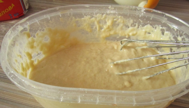 1. Этап. Камбала, жаренная во фритюре: Готовим кляр: смешиваем пиво, муку и желток до однородной консистенции.