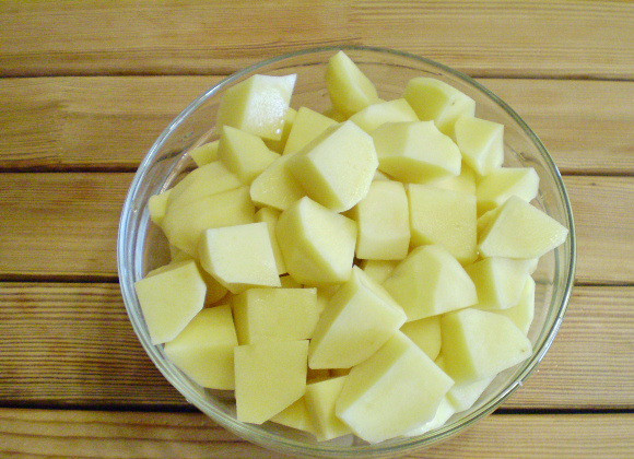 1. Этап. Картошка с морковью и луком: 5. Картофель крупно нарезаем. Бросаем в кипящую соленую воду и варим не больше 20 минут.