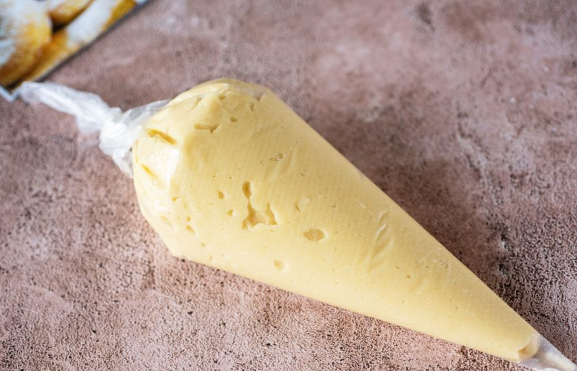 1. Этап. Пончики в мультипекаре: Для удобства тестом заполните кондитерский мешок.