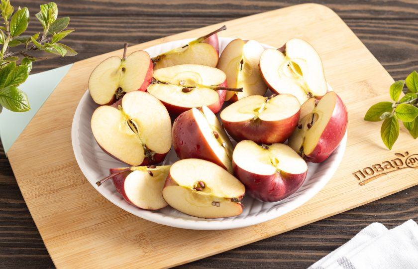 1. Этап. Как заморозить яблоки на зиму: Разрежьте яблоки и удалите сердцевину.