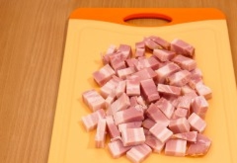 1. Этап. Бабка картофельная в горшочке: Нарезать грудинку или сало небольшими кусочками.