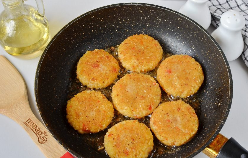 1. Этап. Постные котлеты из пшена: Переверните лопаткой котлеты и обжарьте с другой стороны. Повторите с оставшимися котлетами.