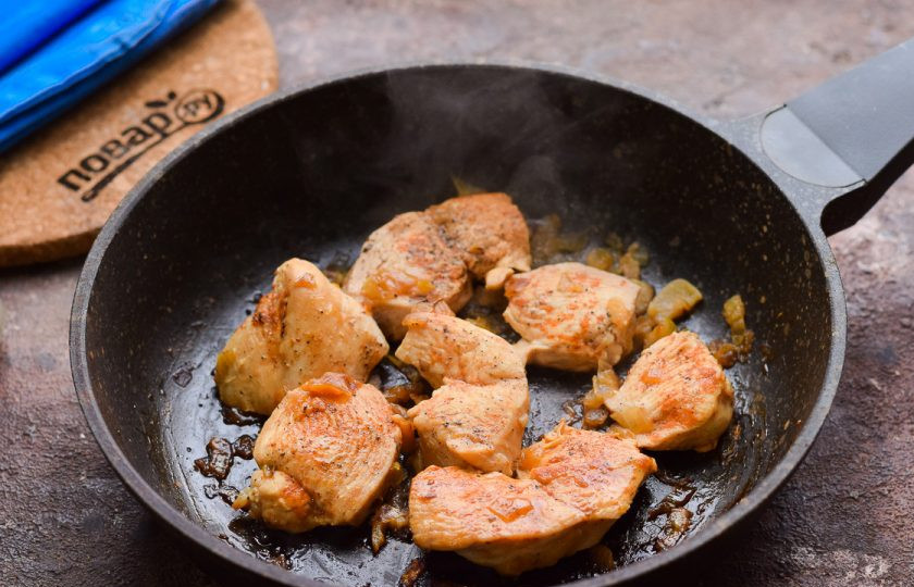 1. Этап. Жареная курица на сковороде: Жарьте курицу на небольшом огне 4-5 минут, после прикройте сковороду крышкой и готовьте еще 5-7 минут. Спустя время подавайте курицу к столу.