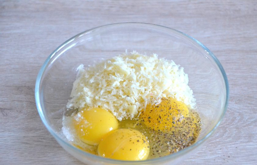 1. Этап. Классическая итальянская паста: Смешайте вилкой 1 яйцо, 2 желтка, 2 ст. ложки натертого пармезана, поперчите.