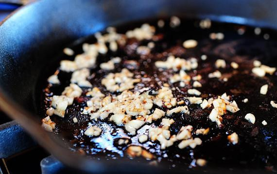 1. Этап. Паста с морепродуктами и помидорами: 3. Добавить немного масла в сковороду. Обжарить чеснок в течение 30 секунд, затем влить вино.