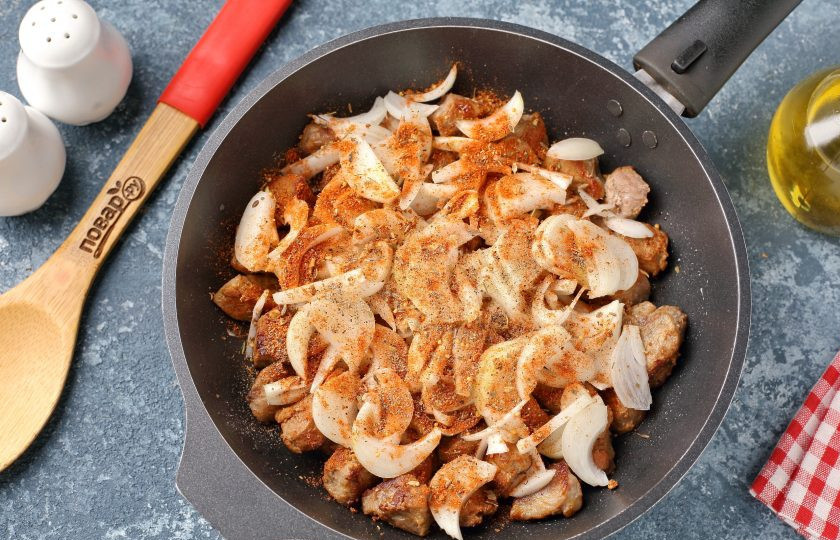 1. Этап. Тушёная свинина в сметанно-горчичном соусе: Добавьте нарезанный перьями лук, соль и специи по вкусу.