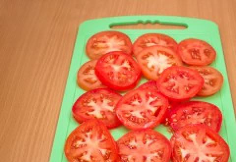 1. Этап. Баклажаны запеченные с томатами и сыром: 3. Также нарежьте помидоры.