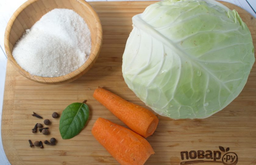 1. Этап. Хрустящая квашеная капуста: Нам понадобятся следующие ингредиенты. Овощи помойте, морковь очистите.