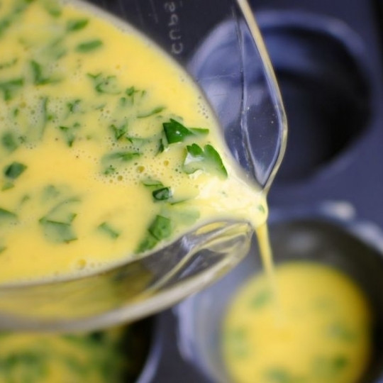 1. Этап. Суфле с картофелем и колбасками: Получившуюся смесь разливаем по формочкам для суфле, смазанным маслом.