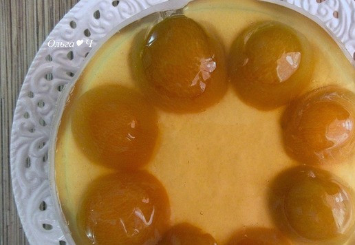 1. Этап. Торт Трио Браволли: Половинки абрикос окуните в приготовленное желе и аккуратно выложите на почти застывший рисовый крем. Затем аккуратно залейте сверху желе. Уберите торт в холодильник не менее чем на 8 часов или до подачи.