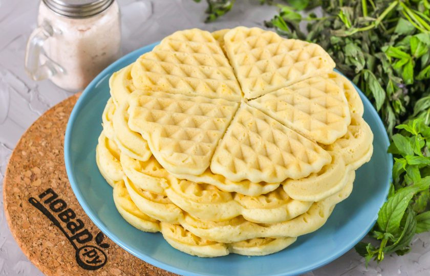 1. Этап. Торт из венских вафель: Горячие вафли выложите на тарелку и дайте им полностью остыть.