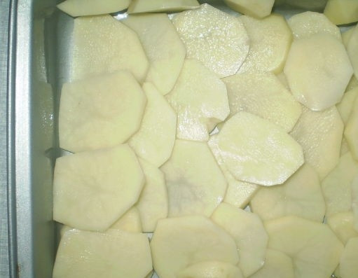 1. Этап. Картофельная запеканка с майонезом: 2. Очистите сырую картошку. Нарежьте её тонкими кружками. Смажьте форму для запекания маслом. Выложите в неё аккуратными рядами картофель.