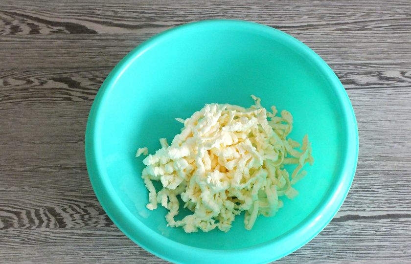 1. Этап. Сочни на маргарине: В чашу натрите на крупной тёрке холодный маргарин.