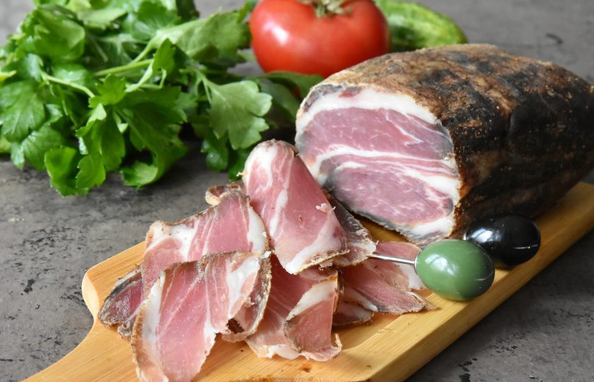 1. Этап. Коппа: Готовая коппа плотная по тектуре, хорошо режется тонкими слайсами. Очень ароматное мясо с пикантным вкусом.