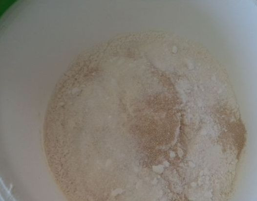1. Этап. Постные блины на дрожжах: В небольшой посуде смешайте все сухие ингредиенты - просеянную муку, соль, сахар и сухие дрожжи.