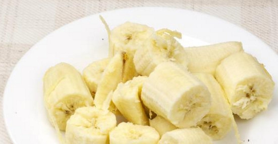 1. Этап. Молочный коктейль с бананом и шоколадом: 1. Перед тем как приготовить молочный коктейль с бананом и шоколадом, выберите спелый плод. Очистите банан. Поломайте его на кусочки среднего размера.