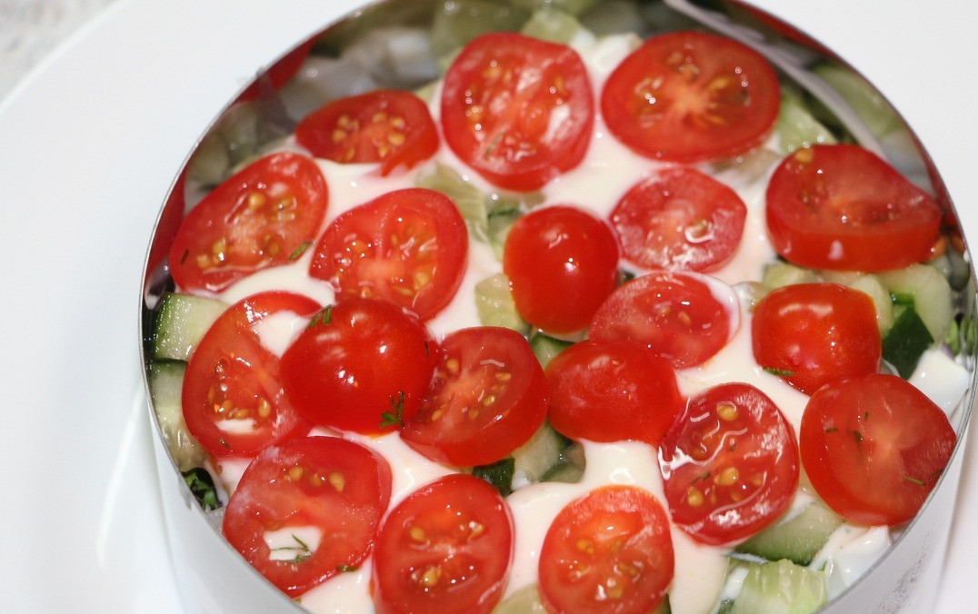 1. Stage. Salad with squid and vegetables New Year: Next in any order of grated protein, squid cubes, cucumber cubes and tomato rings, you can not pour the dressing on each layer.