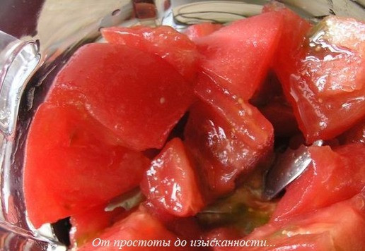 1. Этап. Гаспачо со свеклой и вишней: В большую чашу блендера выложите нарезанные помидоры (без кожицы).