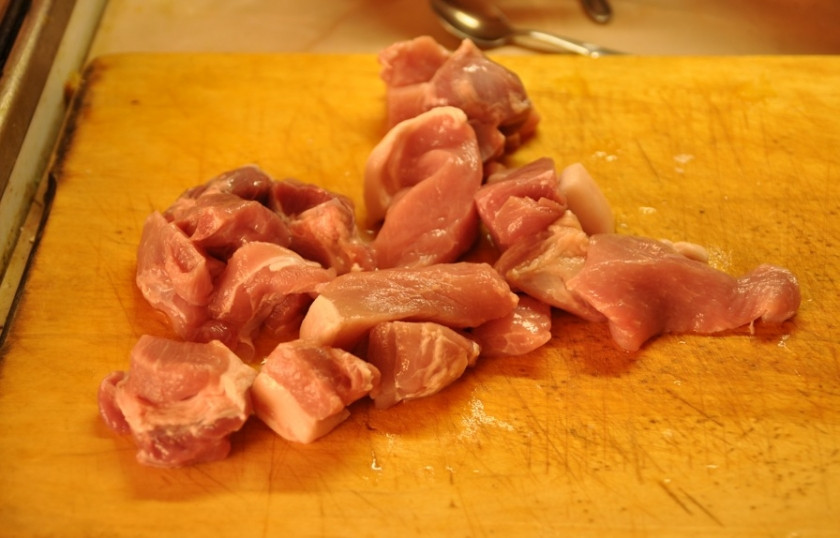 1. Этап. Мясо кусочками на сковороде: Мясо промойте, порежьте на кусочки среднего размера.