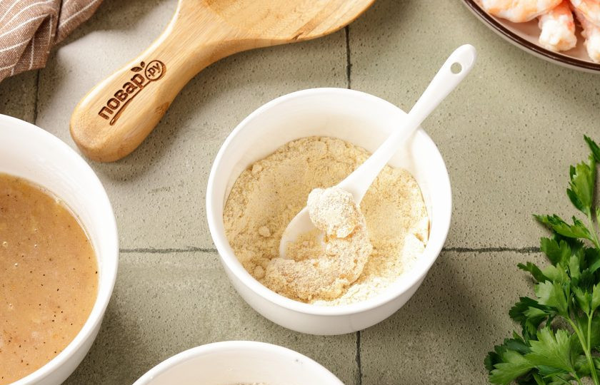 1. Этап. Креветки в панировке в аэрогриле: Сначала креветки обваляйте в карри и пшеничной муке, затем окуните в яичную смесь, а затем обваляйте в кукурузной муке.