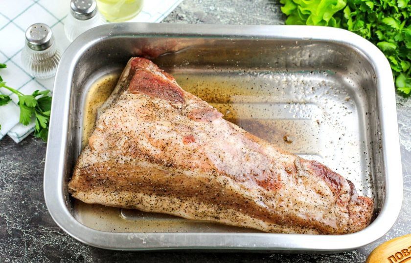 1. Этап. Гуанчиале: Спустя 3-5 дней щеки отлично просолятся — слейте жидкость и промойте мясо в холодной воде. Обсушите бумажными салфетками. Необходимую часть специй оно в себя уже впитало!