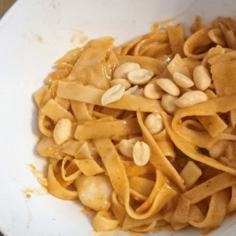 Лапша с арахисовым маслом и кочуджаном