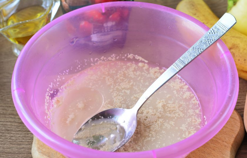 1. Этап. Пицца с бананами: Влейте масло в воду.