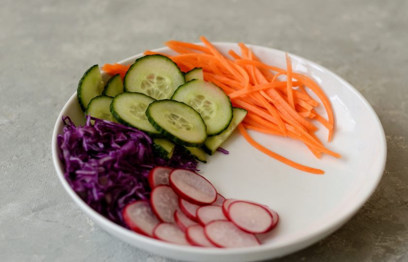 1. Этап. Гадо-гадо: Огурец и редиску нарежьте кружочками, морковь натрите на корейской терке, капусту тонко нашинкуйте.