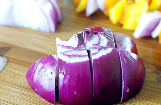 1. Этап. Рецепт салата Летний: 2. Лук нарежьте крупно и разделите на пластинки.