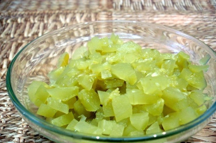 1. Этап. Рассольник с почками и перловкой: Мелко нарежьте огурцы. Отправьте их в кипящий бульон вместе с почищенным корнем петрушки и перловкой.