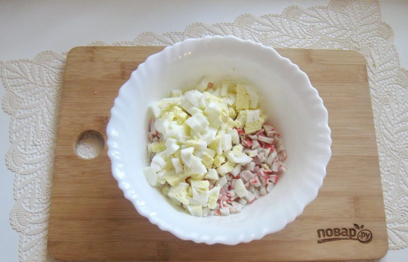 1. Этап. Салат Балтийский: Яйца сварите вкрутую, охладите, очистите и тоже мелко нарежьте. Добавьте в салат.