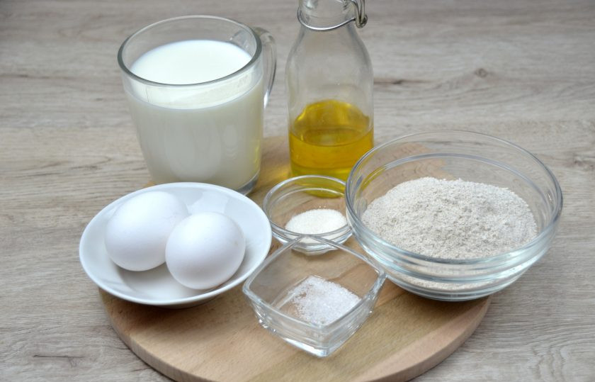 1. Этап. Блины из полбяной муки: Подготовьте ингредиенты.