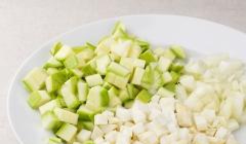 1. Этап. Суп из кабачков: Чеснок, лук и сельдерей почистить и нарезать на мелкие кусочки. Кабачки моем, очищаем от кожицы (если она толстая) и нарезаем на небольшие кубики.